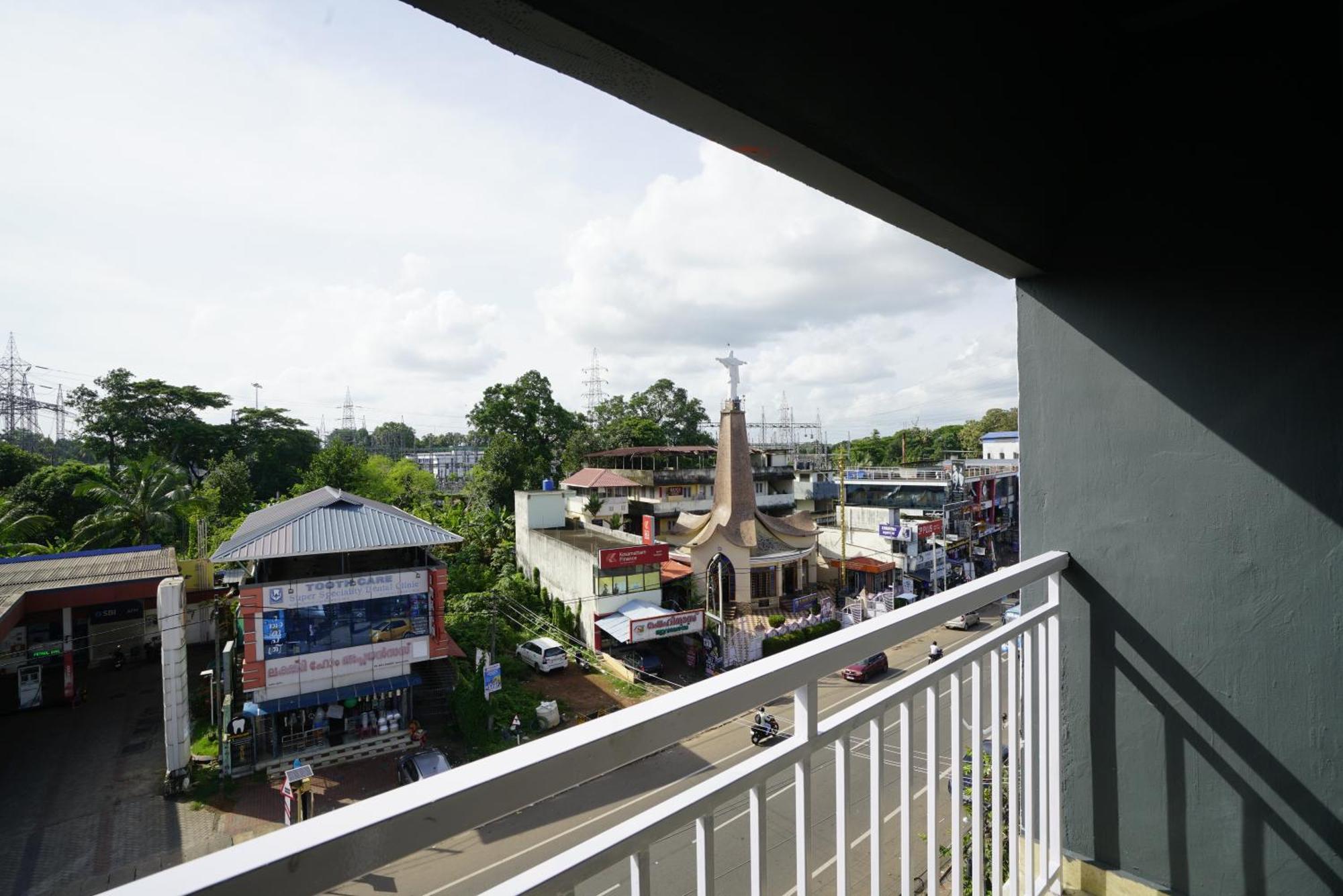 ホテル Quilon Residency Kundara Perumanseri エクステリア 写真